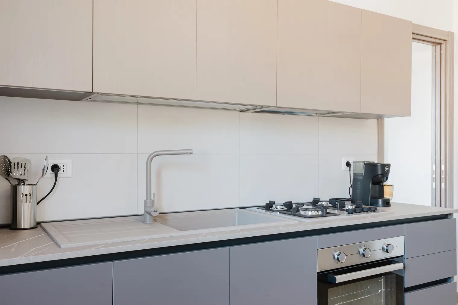 <b>Click to open image!</b> <b>Navigation tip:</b> Hover mouse on top of the right or left side of the image to see the next or previous image respectively.<br /><br />You are browsing images from the article:<br /><span class="sigProPopupCaption"></span>