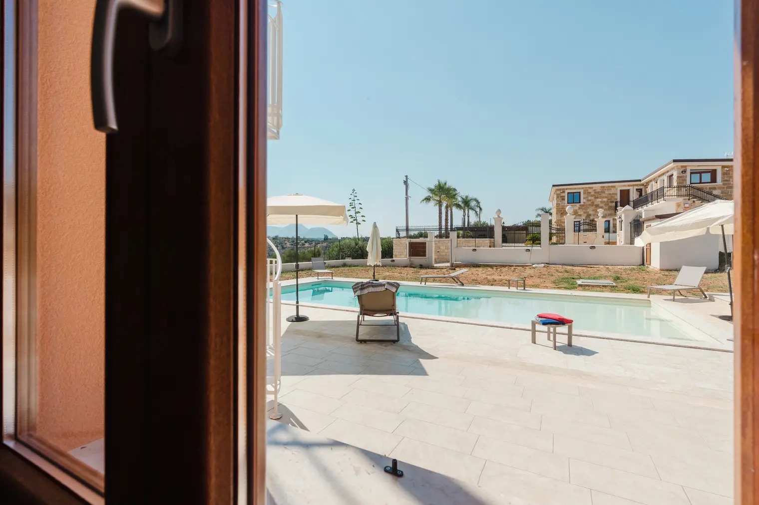 <b>Click to open image!</b> <b>Navigation tip:</b> Hover mouse on top of the right or left side of the image to see the next or previous image respectively.<br /><br />You are browsing images from the article:<br /><span class="sigProPopupCaption"></span>