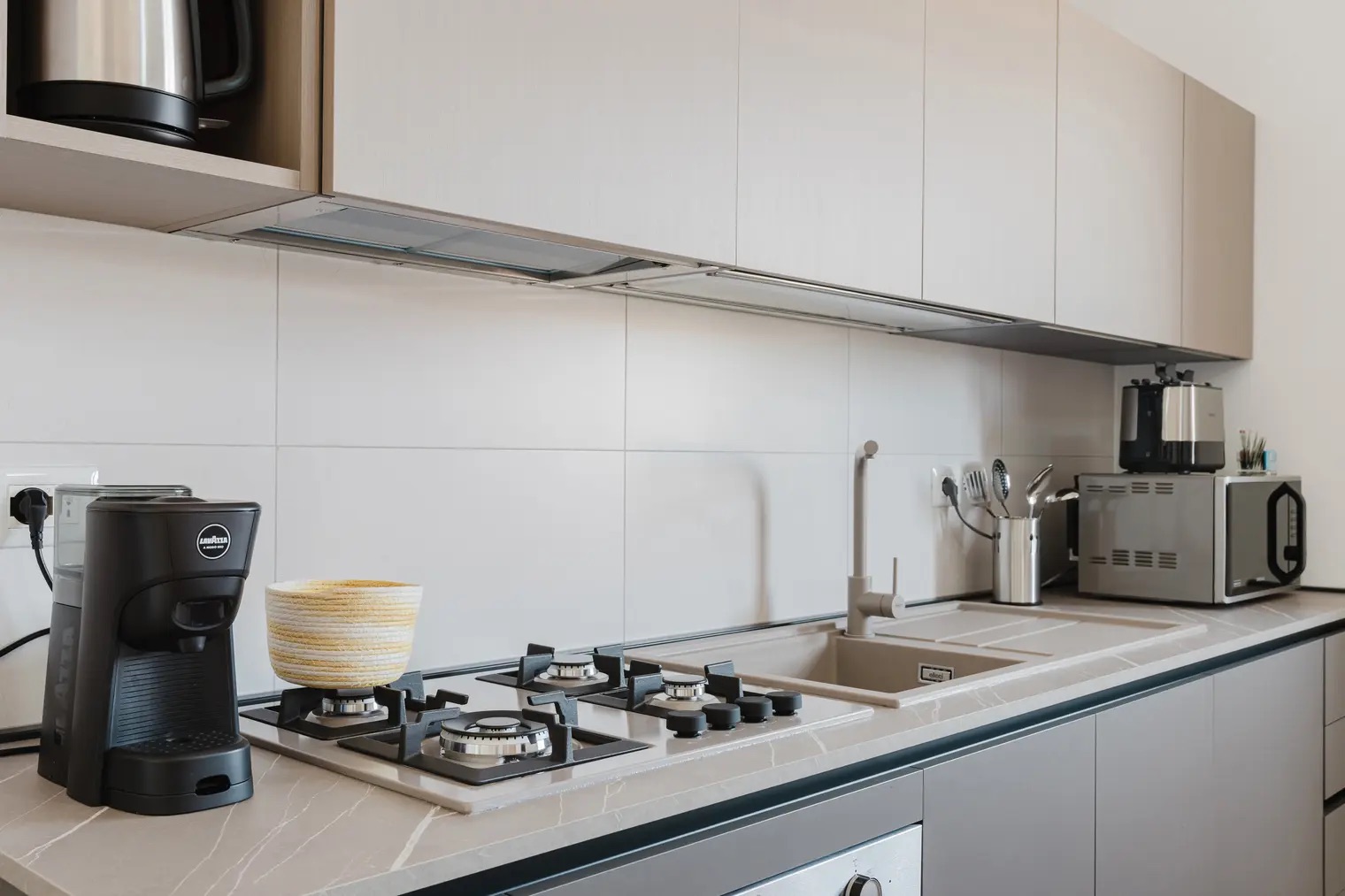 <b>Click to open image!</b> <b>Navigation tip:</b> Hover mouse on top of the right or left side of the image to see the next or previous image respectively.<br /><br />You are browsing images from the article:<br /><span class="sigProPopupCaption"></span>