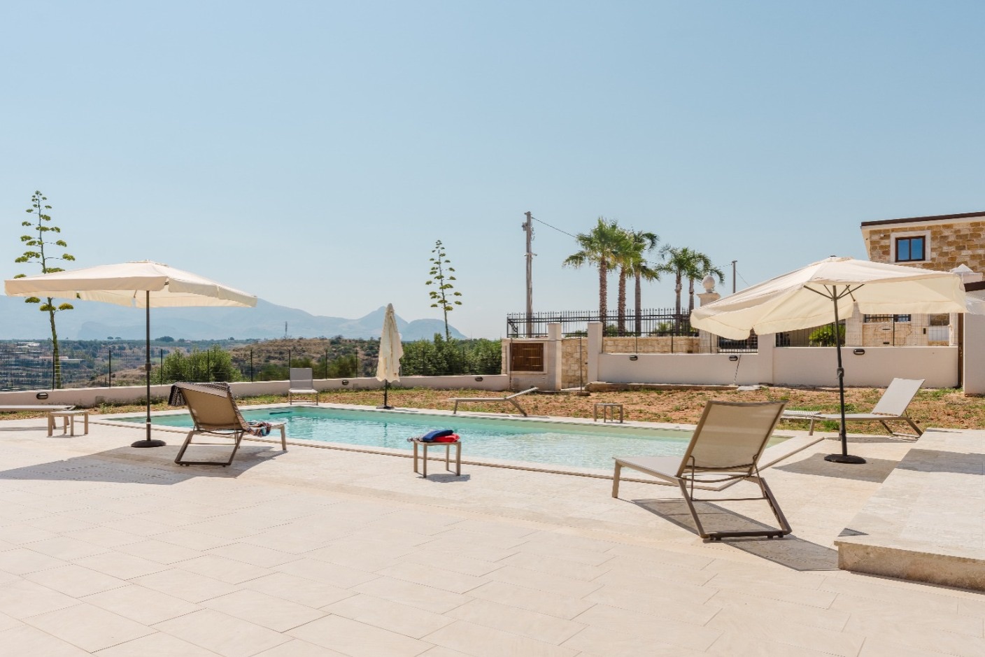 <b>Click to open image!</b> <b>Navigation tip:</b> Hover mouse on top of the right or left side of the image to see the next or previous image respectively.<br /><br />You are browsing images from the article:<br /><span class="sigProPopupCaption"></span>