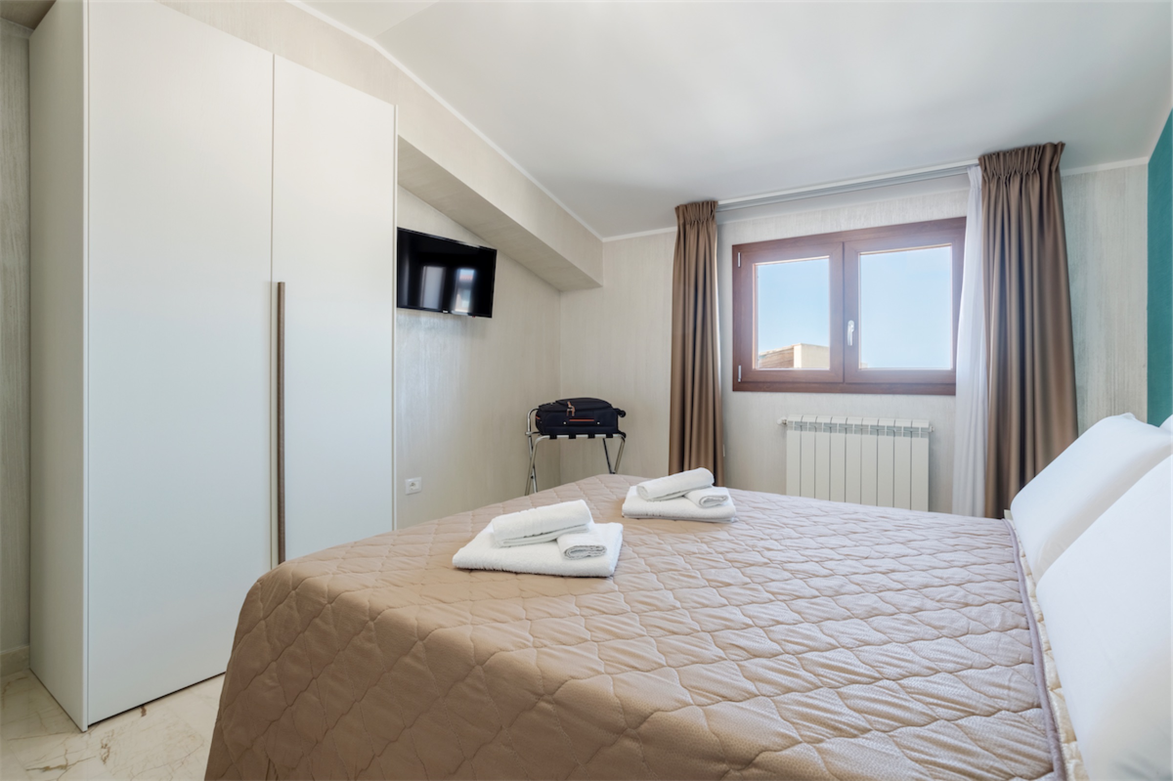 <b>Click to open image!</b> <b>Navigation tip:</b> Hover mouse on top of the right or left side of the image to see the next or previous image respectively.<br /><br />You are browsing images from the article:<br /><span class="sigProPopupCaption"></span>