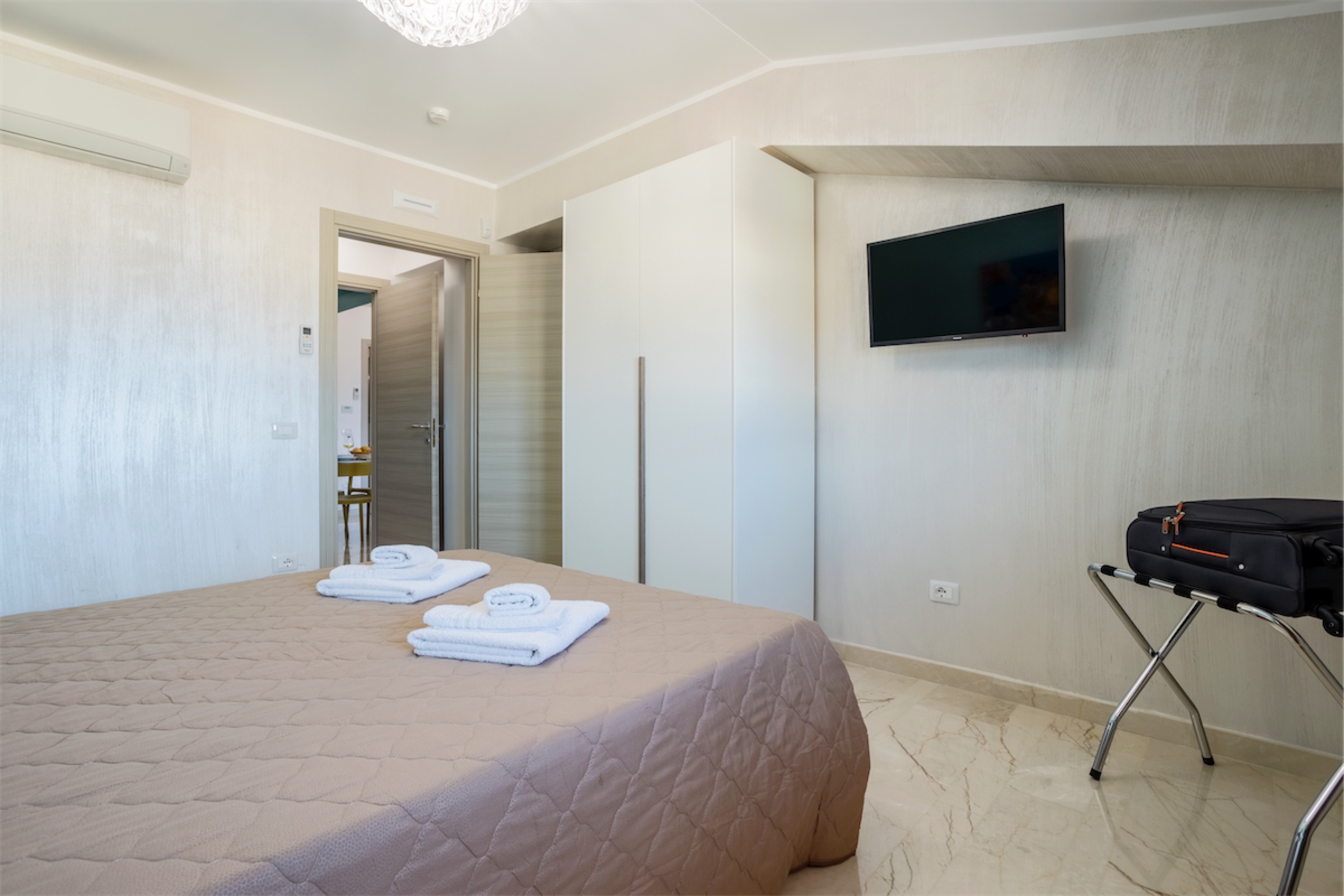 <b>Click to open image!</b> <b>Navigation tip:</b> Hover mouse on top of the right or left side of the image to see the next or previous image respectively.<br /><br />You are browsing images from the article:<br /><span class="sigProPopupCaption"></span>