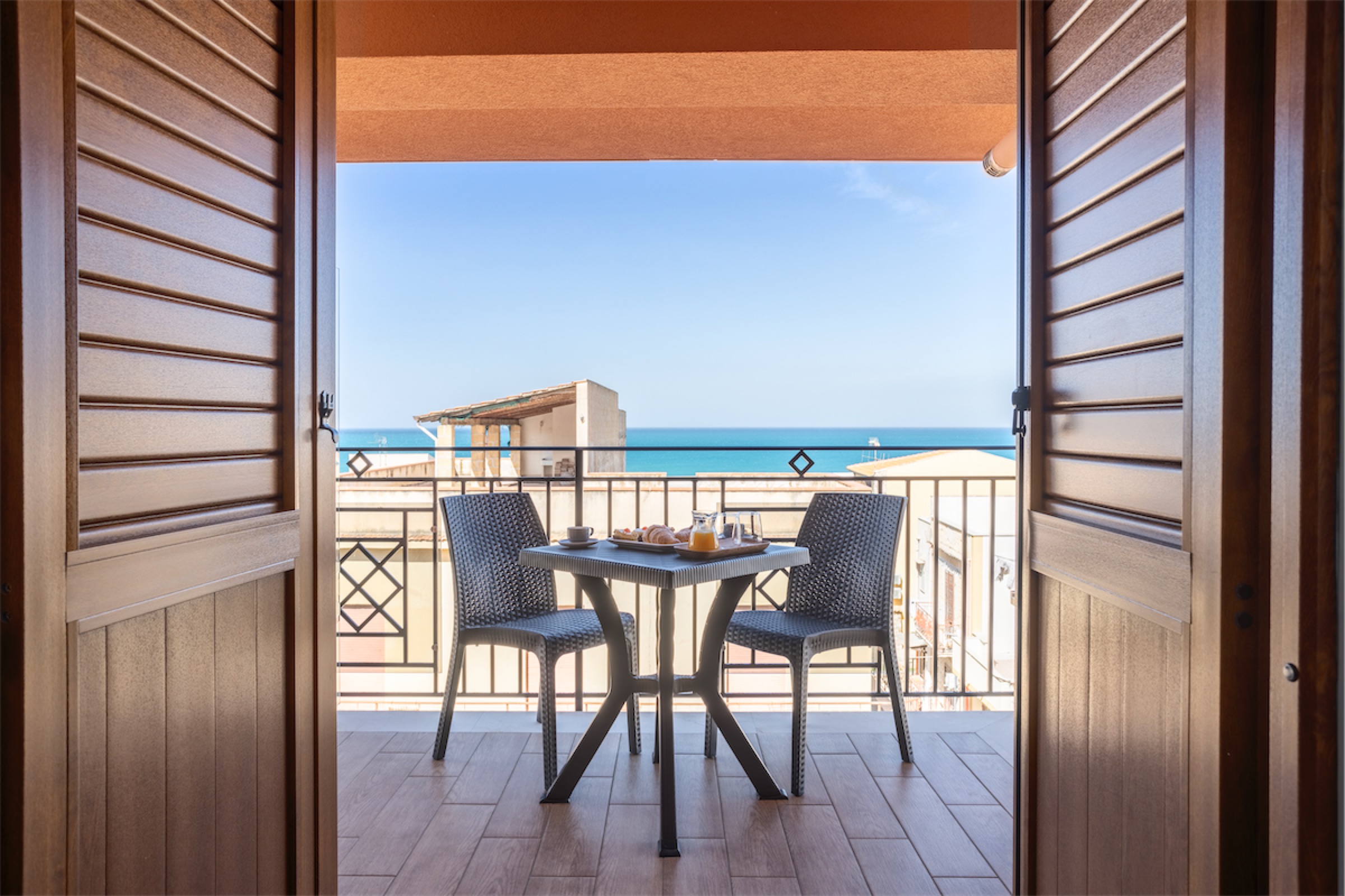 <b>Click to open image!</b> <b>Navigation tip:</b> Hover mouse on top of the right or left side of the image to see the next or previous image respectively.<br /><br />You are browsing images from the article:<br /><span class="sigProPopupCaption"></span>