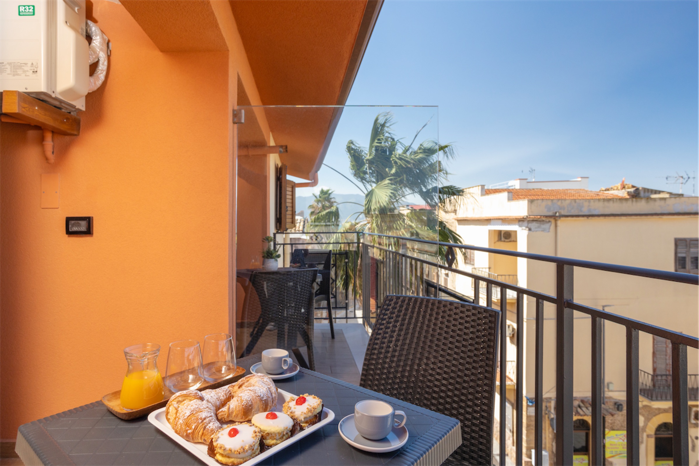 <b>Click to open image!</b> <b>Navigation tip:</b> Hover mouse on top of the right or left side of the image to see the next or previous image respectively.<br /><br />You are browsing images from the article:<br /><span class="sigProPopupCaption"></span>