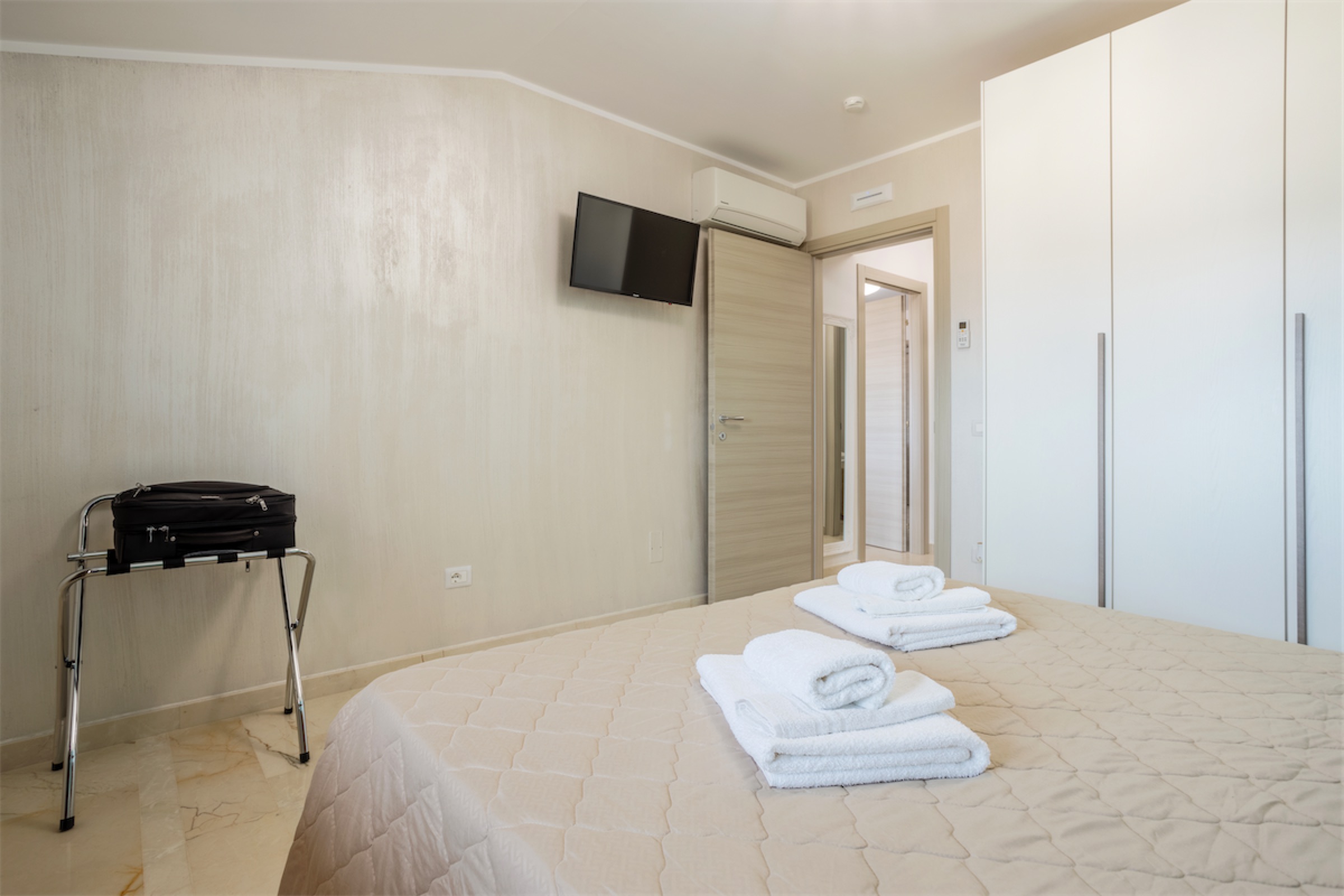 <b>Click to open image!</b> <b>Navigation tip:</b> Hover mouse on top of the right or left side of the image to see the next or previous image respectively.<br /><br />You are browsing images from the article:<br /><span class="sigProPopupCaption"></span>