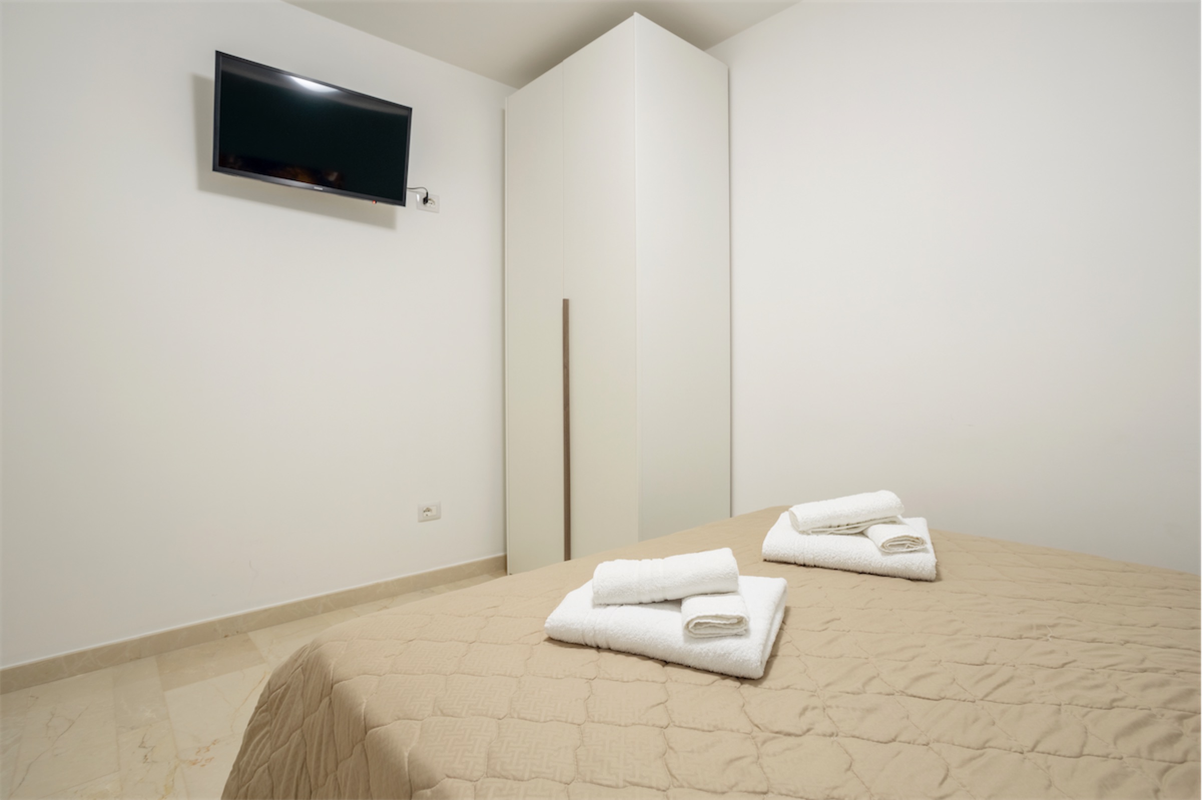 <b>Click to open image!</b> <b>Navigation tip:</b> Hover mouse on top of the right or left side of the image to see the next or previous image respectively.<br /><br />You are browsing images from the article:<br /><span class="sigProPopupCaption"></span>