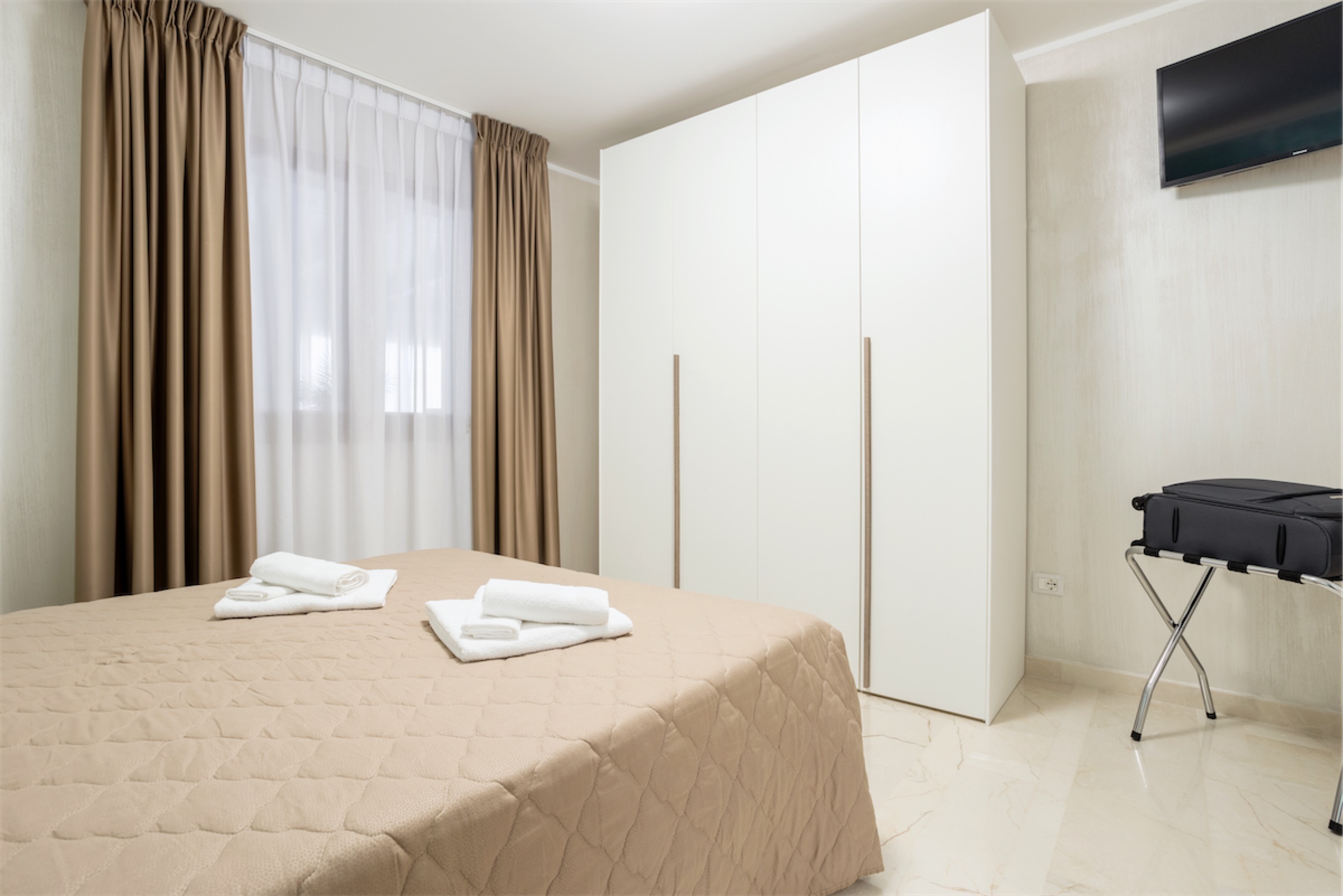 <b>Click to open image!</b> <b>Navigation tip:</b> Hover mouse on top of the right or left side of the image to see the next or previous image respectively.<br /><br />You are browsing images from the article:<br /><span class="sigProPopupCaption"></span>