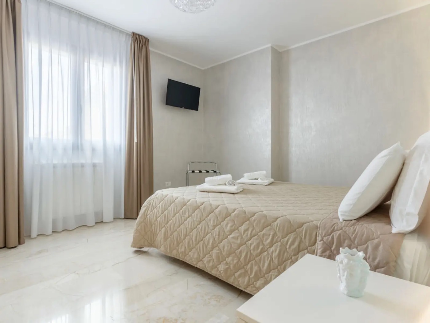 <b>Click to open image!</b> <b>Navigation tip:</b> Hover mouse on top of the right or left side of the image to see the next or previous image respectively.<br /><br />You are browsing images from the article:<br /><span class="sigProPopupCaption"></span>