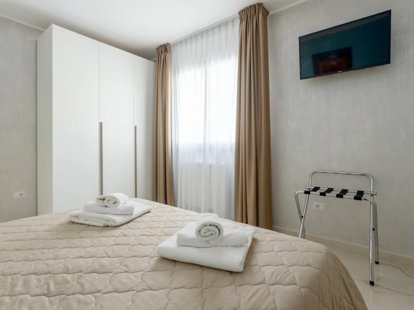 <b>Click to open image!</b> <b>Navigation tip:</b> Hover mouse on top of the right or left side of the image to see the next or previous image respectively.<br /><br />You are browsing images from the article:<br /><span class="sigProPopupCaption"></span>