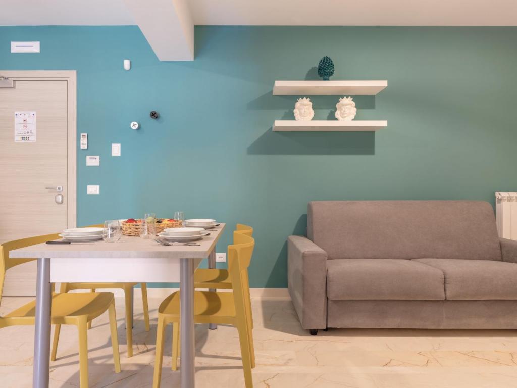 <b>Click to open image!</b> <b>Navigation tip:</b> Hover mouse on top of the right or left side of the image to see the next or previous image respectively.<br /><br />You are browsing images from the article:<br /><span class="sigProPopupCaption"></span>