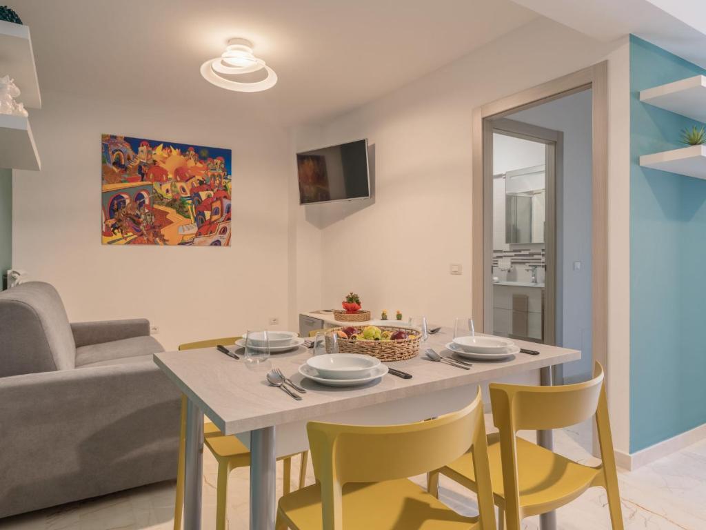 <b>Click to open image!</b> <b>Navigation tip:</b> Hover mouse on top of the right or left side of the image to see the next or previous image respectively.<br /><br />You are browsing images from the article:<br /><span class="sigProPopupCaption"></span>