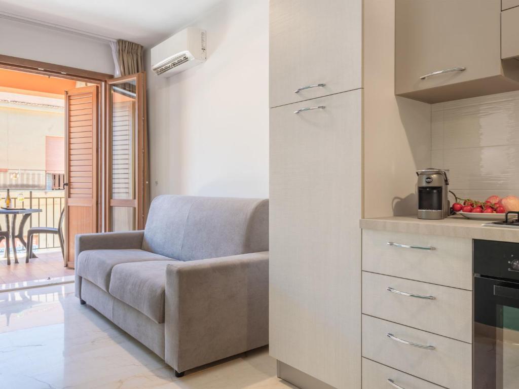 <b>Click to open image!</b> <b>Navigation tip:</b> Hover mouse on top of the right or left side of the image to see the next or previous image respectively.<br /><br />You are browsing images from the article:<br /><span class="sigProPopupCaption"></span>