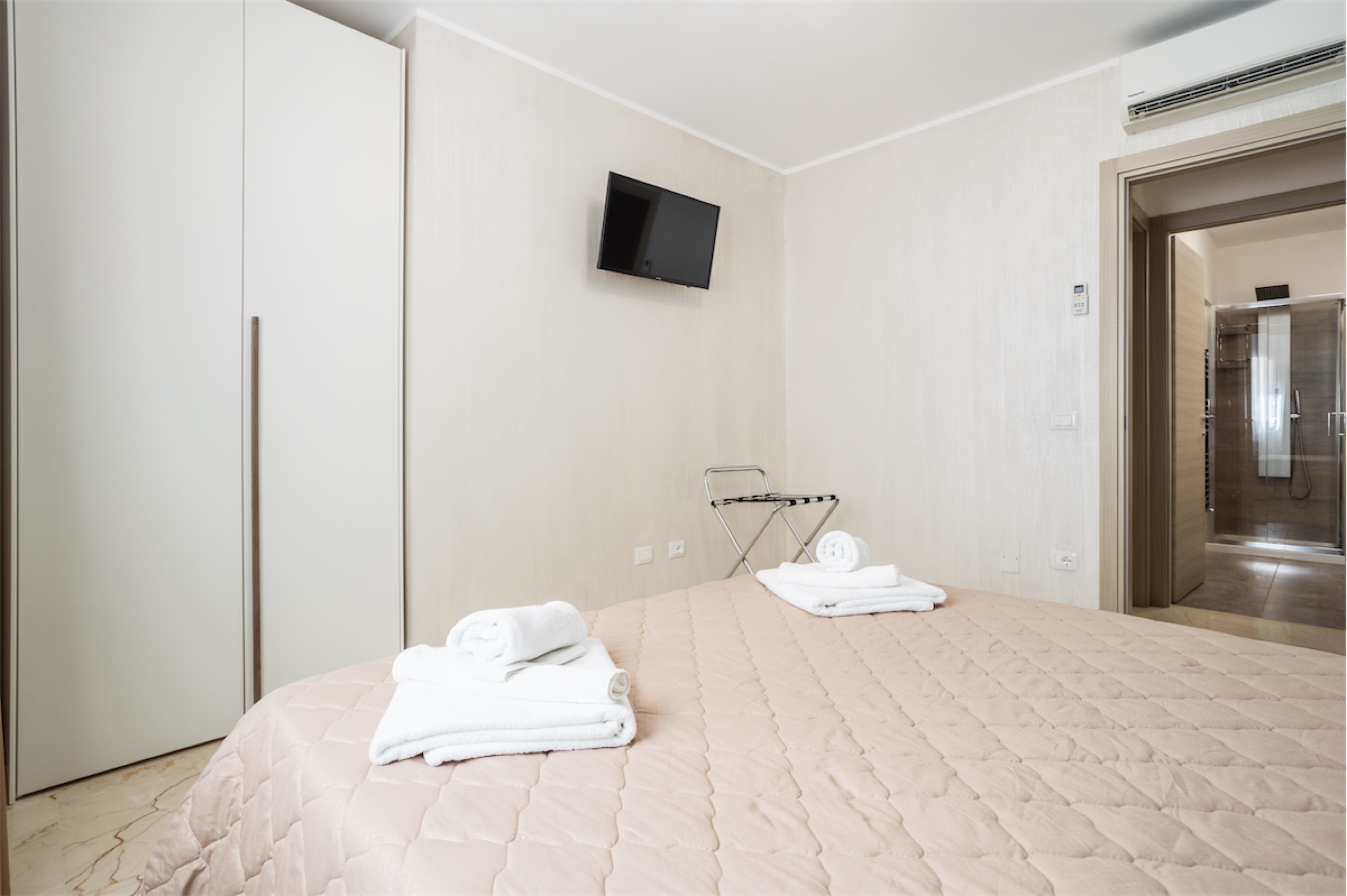 <b>Click to open image!</b> <b>Navigation tip:</b> Hover mouse on top of the right or left side of the image to see the next or previous image respectively.<br /><br />You are browsing images from the article:<br /><span class="sigProPopupCaption"></span>