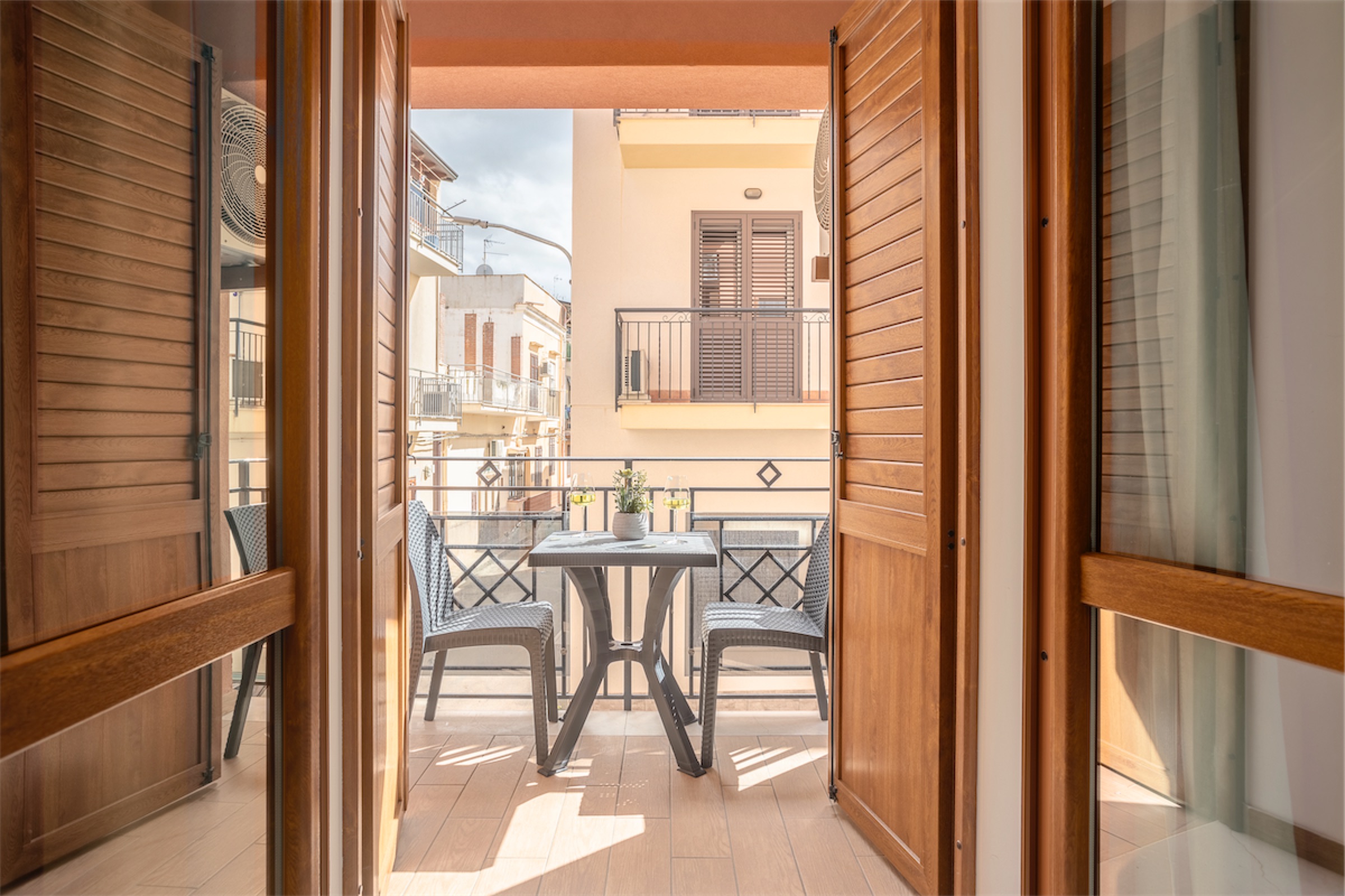 <b>Click to open image!</b> <b>Navigation tip:</b> Hover mouse on top of the right or left side of the image to see the next or previous image respectively.<br /><br />You are browsing images from the article:<br /><span class="sigProPopupCaption"></span>