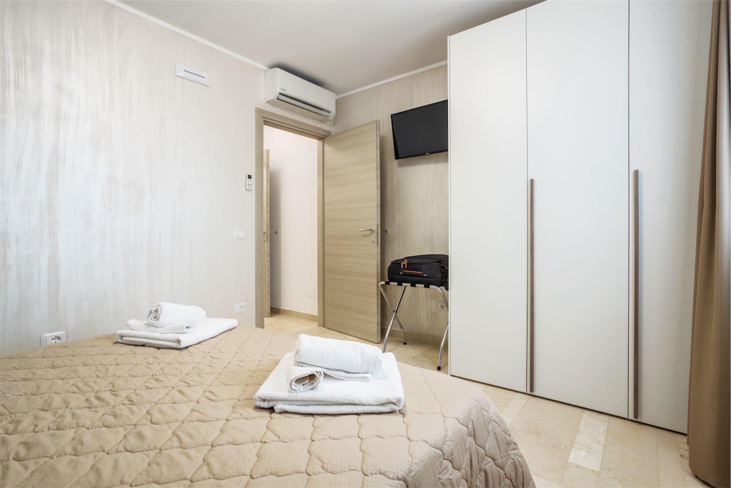 <b>Click to open image!</b> <b>Navigation tip:</b> Hover mouse on top of the right or left side of the image to see the next or previous image respectively.<br /><br />You are browsing images from the article:<br /><span class="sigProPopupCaption"></span>