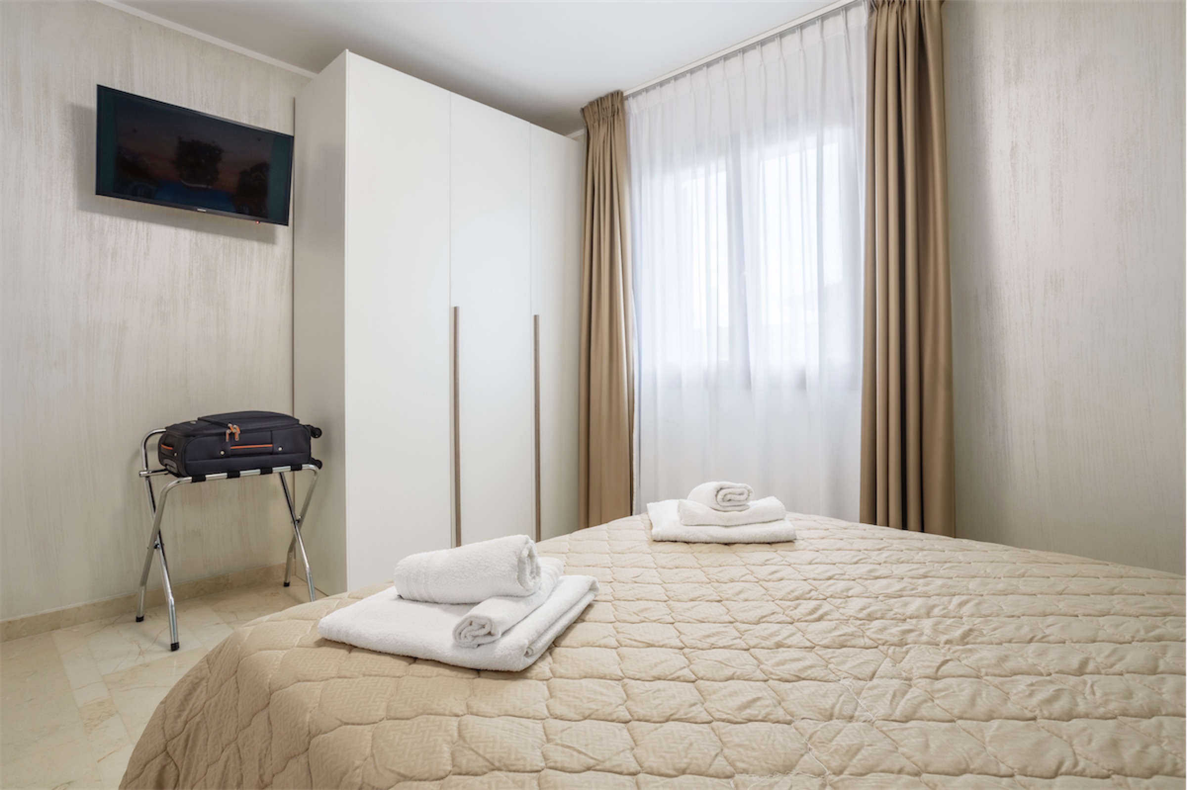 <b>Click to open image!</b> <b>Navigation tip:</b> Hover mouse on top of the right or left side of the image to see the next or previous image respectively.<br /><br />You are browsing images from the article:<br /><span class="sigProPopupCaption"></span>