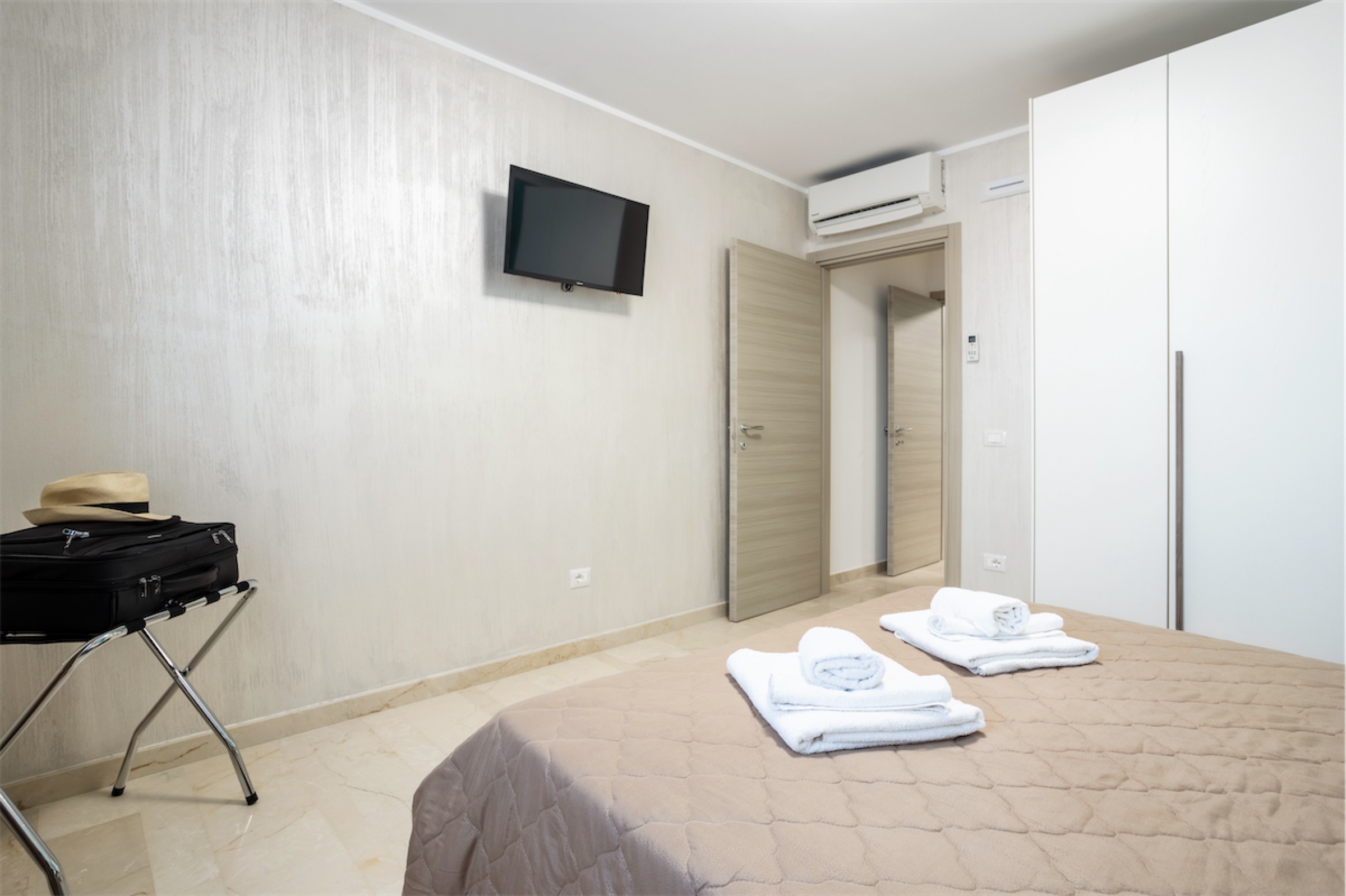 <b>Click to open image!</b> <b>Navigation tip:</b> Hover mouse on top of the right or left side of the image to see the next or previous image respectively.<br /><br />You are browsing images from the article:<br /><span class="sigProPopupCaption"></span>